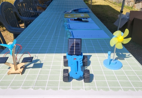 태양광으로 움직이는 모형 자동차와 모형 풍력발전 사진